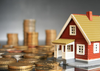 Bisnis Properti Modal 100 Juta - Yo! Udah pada tahu nggak, ternyata kamu bisa banget memulai bisnis properti dengan modal hanya 100 juta aja! Keren, kan? Nah, kali ini aku bakal bahas bareng-bareng tentang ide-ide bisnis properti yang bisa kamu coba dengan modal segitu. Siapa tahu salah satunya bisa jadi langkah awal menuju kesuksesanmu dalam dunia properti! Pertama-tama, kita harus buka pikiran kita, guys. Banyak yang berpikir bisnis properti itu cuma untuk orang-orang kaya atau punya modal besar. Padahal, dengan modal 100 juta, kamu juga bisa ikutan meramaikan pasar properti, lho! Jadi, nggak ada alasan buat kamu yang pengen mencoba tapi merasa modal terlalu kecil. Gimana, tertarik nggak untuk tahu lebih dalam tentang ide-ide bisnis properti yang bisa kamu jalankan dengan modal 100 juta? Tenang aja, aku bakal kupas tuntas semuanya agar kamu bisa memilih yang paling sesuai dengan minat dan kemampuanmu. Siap-siap, ya! Ayo kita mulai petualangan bisnis properti ini bersama-sama! 1. Membeli Tanah Murah, Kemudian Jual Yuk, kita mulai dengan yang pertama, guys! Salah satu ide bisnis properti yang bisa kamu coba dengan modal 100 juta adalah dengan membeli tanah murah, lalu menjualnya kembali dengan harga yang lebih tinggi. Caranya? Gampang banget! Pertama-tama, cari dulu info tentang lokasi-lokasi yang sedang berkembang atau akan menjadi pusat perkembangan di masa depan. Biasanya, di daerah-daerah tersebut masih banyak tanah kosong yang dijual dengan harga yang terjangkau. Nah, ini kesempatan emas buat kamu untuk berinvestasi. Setelah menemukan tanah yang potensial, jangan ragu untuk membelinya. Kamu bisa memanfaatkan modal 100 juta untuk membayar uang muka atau DP, lalu sisanya bisa dicicil. Selanjutnya, tunggu sampai harga tanah tersebut naik, misalnya karena adanya pembangunan infrastruktur atau perkembangan bisnis di sekitarnya. Baru deh, kamu bisa menjualnya kembali dengan harga yang lebih tinggi dan meraih keuntungan yang lumayan! Seru, kan? Ayok, siapa yang mau coba ide bisnis properti yang satu ini? 2. Menjadi Makelar Properti Nah, yang kedua ini juga oke banget buat kamu yang punya modal 100 juta, guys! Kamu bisa mencoba menjadi makelar properti. Gimana caranya? Gampang banget, deh! Pertama-tama, siapkan modalmu untuk berbagai keperluan, seperti biaya pemasaran dan komunikasi dengan calon pembeli serta penjual. Modal 100 juta ini bisa kamu gunakan untuk membayar biaya iklan di platform jual beli properti, seperti Facebook, OLX, atau website properti. Kamu juga bisa memanfaatkan modal ini untuk membangun relasi dengan agen properti, developer, atau calon pembeli. Selanjutnya, kamu tinggal mencari properti yang ingin dijual atau disewakan. Bisa tanah, rumah, apartemen, atau gedung komersial, sesuai dengan preferensi pasar yang kamu targetkan. Setelah itu, ambil foto-foto properti tersebut dan buatlah postingan menarik yang bisa memikat calon pembeli. Ketika ada calon pembeli yang tertarik, kamu bisa mengatur pertemuan antara penjual dan pembeli untuk negosiasi harga. Setelah deal tercapai, kamu akan mendapatkan komisi sebagai makelar properti. Seru, kan? Jadi, siapa yang mau mencoba peruntungan di dunia bisnis properti dengan menjadi makelar? Ayo, jangan ragu untuk mencoba! 3. Investasi Reksadana Properti Bagi kamu yang ingin berinvestasi di dunia properti tapi nggak mau ribet urusannya, investasi reksadana properti bisa jadi pilihan yang tepat! Dengan modal 100 juta, kamu bisa mulai berinvestasi di reksadana properti dan mendapatkan keuntungan tanpa harus repot urus perizinan atau maintenance. Caranya gampang banget, guys! Cukup buka akun di platform investasi reksadana, lalu pilih reksadana properti yang sesuai dengan tujuan dan profil risikomu. Kemudian, kamu tinggal transfer dana investasi sesuai dengan jumlah yang kamu inginkan, misalnya 100 juta. Nanti, dana investasi kamu akan dikelola oleh manajer investasi yang sudah berpengalaman di bidang properti. Mereka akan mengelola dana kamu untuk berinvestasi di berbagai proyek properti, seperti apartemen, perkantoran, atau pusat perbelanjaan. Keuntungan dari investasi ini bisa berupa dividen dari hasil sewa atau capital gain dari penjualan properti. Investasi reksadana properti ini cocok buat kamu yang ingin mendapatkan keuntungan dari pertumbuhan nilai properti tanpa harus repot mengurusnya sendiri. Selain itu, risiko investasi juga lebih terdiversifikasi karena dana kamu akan diinvestasikan ke berbagai proyek properti yang berbeda. Jadi, siapa yang mau mencoba investasi reksadana properti dengan modal 100 juta? Ayo, mulai investasi untuk masa depan yang lebih cerah! 4. Beli dan Sewakan Rumah Buat kamu yang punya modal 100 juta, ini nih ide bisnis properti yang menjanjikan: beli dan sewakan rumah! Gimana caranya? Simak yuk! Pertama-tama, tentuin dulu lokasi yang strategis untuk investasi properti kamu. Misalnya, daerah yang dekat dengan pusat perkantoran, universitas, atau pusat perbelanjaan. Setelah itu, cari rumah yang cocok dengan budget kamu dan pastikan kondisinya layak untuk disewakan. Setelah kamu dapatkan rumah yang pas, kamu bisa memanfaatkan modal 100 juta untuk membayar uang muka atau DP, sisanya bisa dicicil atau kamu bisa mengajukan kredit properti. Setelah rumah jadi milikmu, langsung deh kamu siapkan rumah tersebut untuk disewakan. Untuk mencari penyewa, kamu bisa memanfaatkan platform jual beli properti atau media sosial. Pastikan kamu menetapkan harga sewa yang kompetitif agar cepat terisi penyewa. Dengan sewa bulanan dari rumah tersebut, kamu bisa mendapatkan penghasilan pasif yang stabil setiap bulannya. Seru, kan? Jadi, siapa yang mau mencoba bisnis beli dan sewakan rumah dengan modal 100 juta? Ayok, mulai sekarang dan jadilah bos properti sukses! 5. Beli Tanah, Bangun Kios, dan Sewakan Nih, ide bisnis properti lain yang menarik untuk kamu coba dengan modal 100 juta: beli tanah, bangun kios, dan sewakan! Gampang banget kok, simak cara-cara nya! Pertama-tama, cari dulu tanah yang strategis dan cocok untuk dibangun kios-kios. Pastikan lokasinya ramai dan dekat dengan pusat perdagangan atau pemukiman penduduk. Setelah itu, lakukan negosiasi harga yang sesuai dengan budget kamu. Kemudian, setelah kamu dapatkan tanahnya, kamu bisa memanfaatkan modal 100 juta untuk membangun kios-kios di atasnya. Pastikan desainnya menarik dan fungsional agar diminati oleh para penyewa. Selanjutnya, kamu bisa mencari penyewa untuk kios-kios tersebut. Kamu bisa mempromosikan melalui media sosial atau papan iklan di sekitar lokasi. Pastikan kamu menawarkan harga sewa yang kompetitif agar cepat terisi penyewa. Dengan menyewakan kios-kios tersebut, kamu bisa mendapatkan penghasilan pasif setiap bulannya. Selain itu, nilai properti juga bisa meningkat seiring dengan perkembangan daerah sekitarnya. Jadi, siapa yang mau mencoba bisnis beli tanah, bangun kios, dan sewakan dengan modal 100 juta? Ayok, jadilah pengusaha properti sukses! Apakah Bisnis Properti Modal 100 Juta Menjanjikan? Mungkin kamu bertanya-tanya, apakah bisnis properti dengan modal 100 juta itu benar-benar menjanjikan? Jawabannya, tentu saja iya! Meskipun modalnya terbatas, kamu masih bisa meraih kesuksesan di dunia properti dengan berbagai ide bisnis kreatif. Dengan modal 100 juta, kamu bisa mencoba berbagai strategi bisnis properti, mulai dari membeli tanah, bangun kios, hingga investasi reksadana properti. Yang penting, kamu punya tekad dan semangat untuk terus belajar dan berkembang di bidang properti. Tentu saja, seperti bisnis lainnya, bisnis properti juga memiliki risiko tersendiri. Namun, dengan perencanaan yang matang dan kreativitas yang tinggi, kamu bisa mengurangi risiko tersebut dan meraih kesuksesan yang diinginkan. Jadi, jangan ragu untuk mencoba bisnis properti dengan modal 100 juta. Siapa tahu, kamu bisa menjadi salah satu sukses story di dunia properti! Ayo, mulai sekarang dan jadilah bos properti yang sukses! Kesimpulan Bisnis properti dengan modal 100 juta memang memberikan peluang yang menjanjikan bagi siapa pun yang ingin terjun di dunia properti. Dari membeli tanah murah hingga menjadi makelar properti, ada banyak ide bisnis kreatif yang bisa kamu coba dengan modal tersebut. Yang terpenting adalah tekad dan semangat untuk terus belajar dan berkembang. Meskipun modal terbatas, kamu masih bisa meraih kesuksesan asalkan kamu memiliki visi yang jelas dan komitmen yang kuat. Bisnis Properti Modal 100 Juta