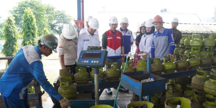 DitReskrimsus Polda Sumsel Melakukan Pengecekan Pengisian LPG 3 Kg Terkait Berita Viral di Media Sosial dan Media Cetak