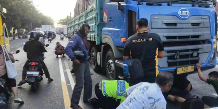 Kecelakaan di Lamongan, Pengendara Motor Masuk Kolong Truk Trailer Selamat