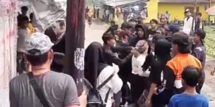 Viral Dua Kelompok Pemuda Bentrok di Sukabumi, Baku Hantam di Karnaval gara-gara Knalpot Bising