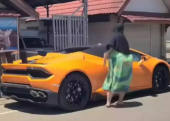 Kisah Unik: Ibu Berdaster Belanja di Warung Naik Lamborghini, Netizen Tertarik!