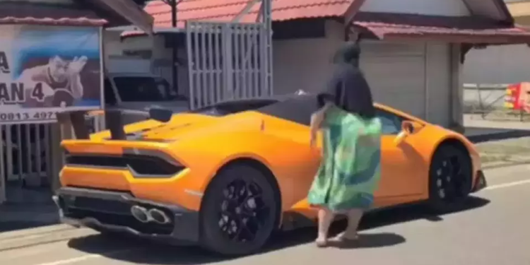 Kisah Unik: Ibu Berdaster Belanja di Warung Naik Lamborghini, Netizen Tertarik!