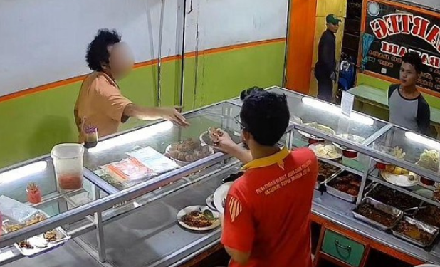 Pria Berambut Kribo 'Bayar Kurang' di Warteg Jakpus, Pemilik Warteg Merugi