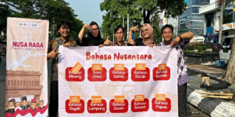 Mahasiswa USM Kampanye Bahasa Daerah di CFD Simpang Lima