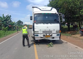Hendak Potong Kendaraan, Pengemudi Motor Terpental Usai Tabrakan dengan Tronton di Jalintim