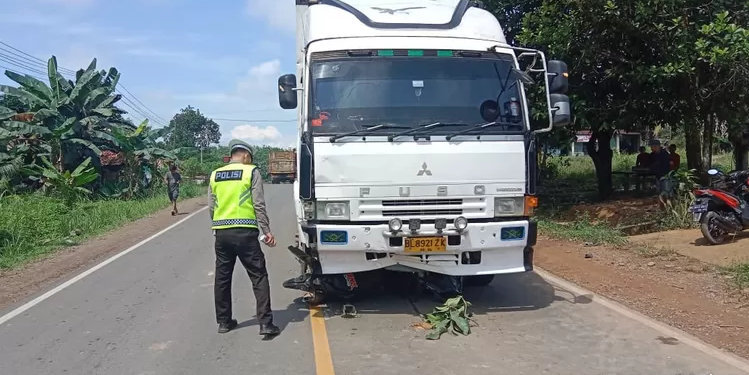 Hendak Potong Kendaraan, Pengemudi Motor Terpental Usai Tabrakan dengan Tronton di Jalintim