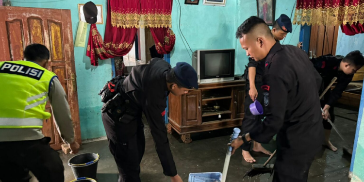 Satbrimob Polda Sumsel Batalyon C Pelopor Memberikan Bantuan Kepada Masyarakat Yang Terdampak Banjir