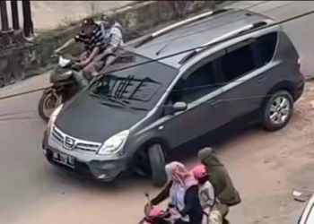 Viral Roda Mobil Patah Karena Masuk Lubang Besar di Jalan Siaran Palembang, PUPR Beri Penjelasan