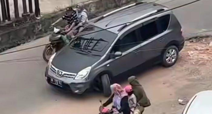 Viral Roda Mobil Patah Karena Masuk Lubang Besar di Jalan Siaran Palembang, PUPR Beri Penjelasan
