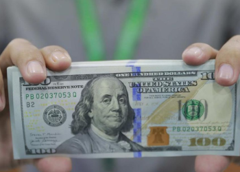 Dolar AS Tembus Rp15.900, Begini Suasana di Money Changer Jakarta