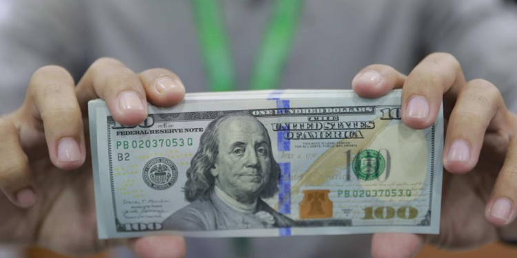 Dolar AS Tembus Rp15.900, Begini Suasana di Money Changer Jakarta