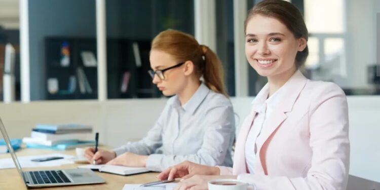 Fresh Graduate Cari Kerja? Cek Info Loker Pegawai Tetap Ini Yuk!