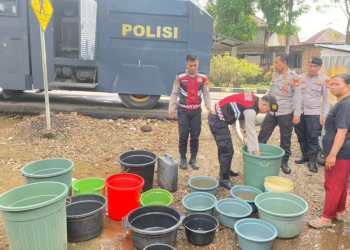 Polres Pagar Alam Bagikan Air Bersih ke Warga Bedeng Kresek, Peringati Hut Bhayangkara ke-78