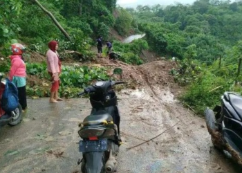 Jalan Poros Pendopo-Tebing Tinggi Lumpuh 2 Hari, Alat Berat Baru Diturunkan