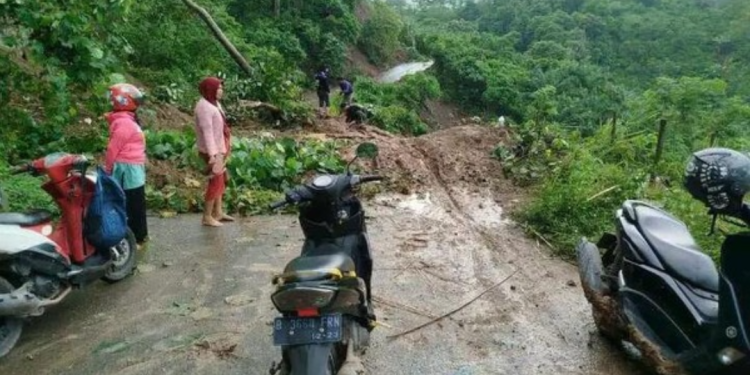 Jalan Poros Pendopo-Tebing Tinggi Lumpuh 2 Hari, Alat Berat Baru Diturunkan