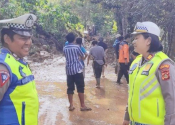 Diguyur Hujan Deras, Jalintengsum di Muara Enim Tertimbun Longsor & Sempat Akibatkan Kemacetan