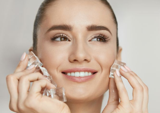 Wajah Cerah dan Glowing Hanya dengan Pakai Es Batu