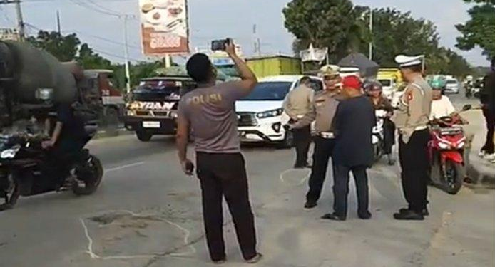 Seorang Perempuan Tewas Kecelakaan di Soekarno Hatta Palembang, Tabrak Truk Roti