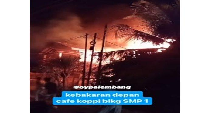 Kebakaran di Jalan Joko Palembang, Api Terlihat Membesar Bakar Rumah Warga