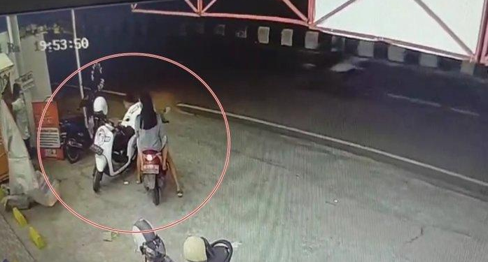 Viral Pasutri di Lubuklinggau Terekam CCTV Curi HP di Box Motor, Nangis Saat Ditangkap, Punya Bayi