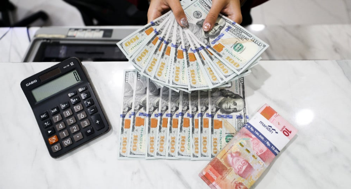 BI Tahan Suku Bunga, Rupiah Ditutup Melemah ke Level Rp15.499 per Dolar AS