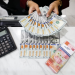 BI Tahan Suku Bunga, Rupiah Ditutup Melemah ke Level Rp15.499 per Dolar AS