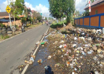 Sampah Berserakan di Jalur Masuk Objek Wisata Gunung Dempo Pagar Alam, Dampak Drainase Tersumbat