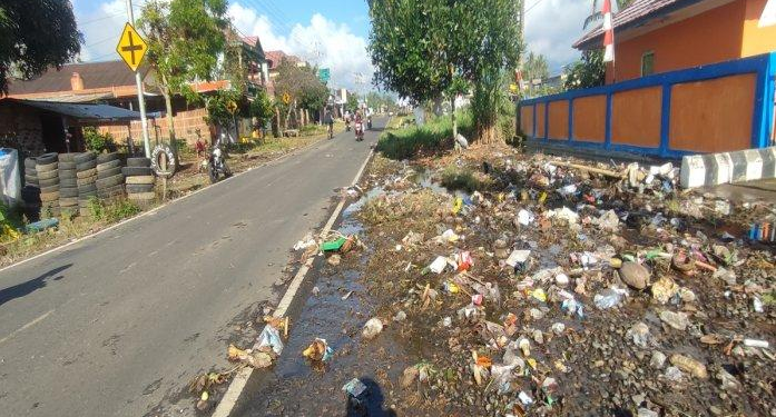 Sampah Berserakan di Jalur Masuk Objek Wisata Gunung Dempo Pagar Alam, Dampak Drainase Tersumbat