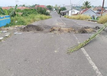 Akibat Angkutan Batu Bara, Jalan Poros Lubuk Tanjung Membahayakan Pengguna Jalan!