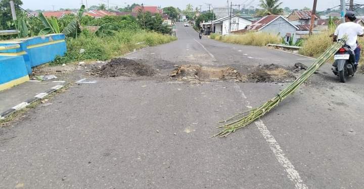 Akibat Angkutan Batu Bara, Jalan Poros Lubuk Tanjung Membahayakan Pengguna Jalan!