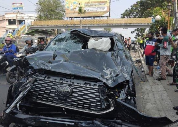 Ngebut, Kijang Innova Tabrak Pembatas Jalan di Depan SMA 3 Palembang, Hantam 3 Mobil