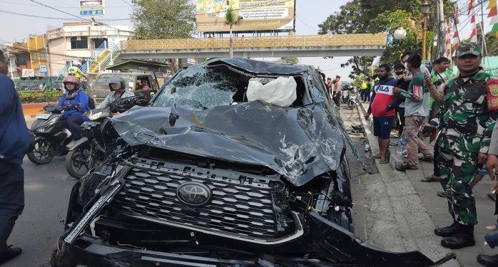 Ngebut, Kijang Innova Tabrak Pembatas Jalan di Depan SMA 3 Palembang, Hantam 3 Mobil