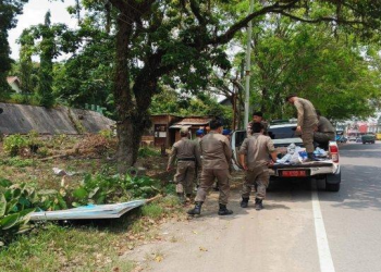 Semrawut, Petugas Gabungan Tertibkan Baliho dan Spanduk Calon Kepala Daerah di Muara Enim
