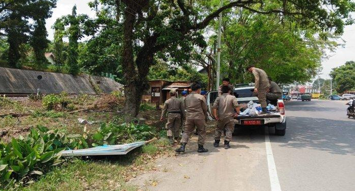 Semrawut, Petugas Gabungan Tertibkan Baliho dan Spanduk Calon Kepala Daerah di Muara Enim