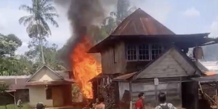 Lupa Matikan Api di Dapur, Dua Rumah Warga Talang Endikat Empat Lawang Terbakar
