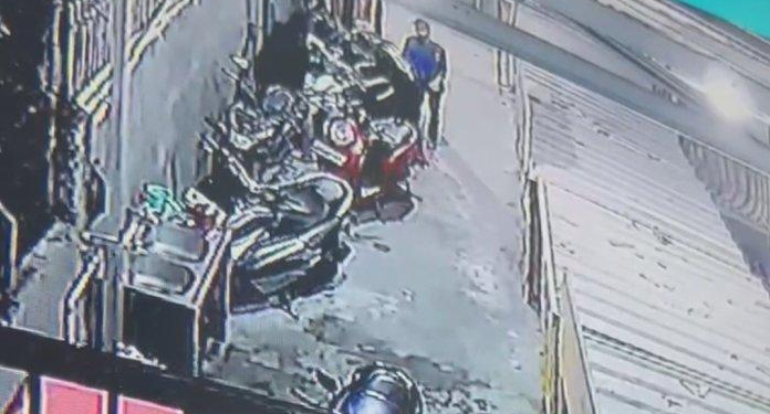 Terekam CCTV, 3 Orang Curi Aerok dan Nmax di Halaman Parkir Kos di Palembang, Stang Dipatahkan