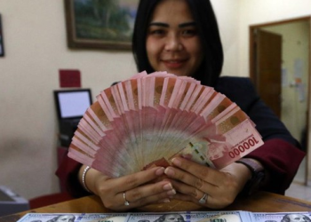 Rupiah Menguat! Dolar Lanjut Turun ke Rp15.395