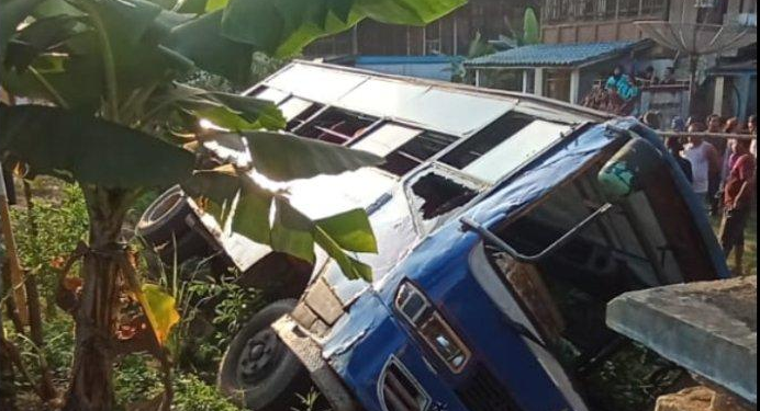 Kecelakaan di Muara Enim, Truk Tabrak Bus Lubex Hingga Terbalik, Kedua Kendaraan Ringsek