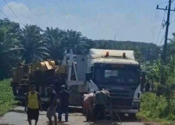 Proses evakuasi truk trailer pembawa alat berat yang melintang di Jalinteng Sekayu-Betung