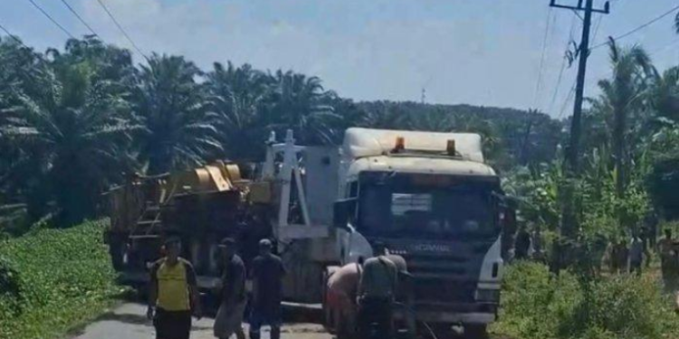 Proses evakuasi truk trailer pembawa alat berat yang melintang di Jalinteng Sekayu-Betung