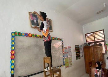 Lewat Momen Penggantian Foto, SD YPIP Peris PALI Kenalkan Presiden Prabowo-Wapres Gibran ke Siswa