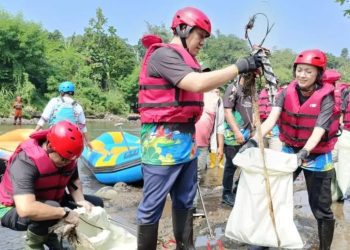 KLH Bersama Komunitas Gelar Aksi Bersih-Bersih Sungai Ciliwung di Bogor