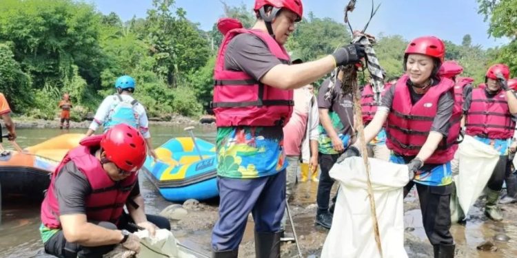KLH Bersama Komunitas Gelar Aksi Bersih-Bersih Sungai Ciliwung di Bogor