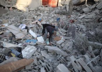 Warga Palestina Terus Berjuang Selamatkan Korban Serangan Israel di Gaza