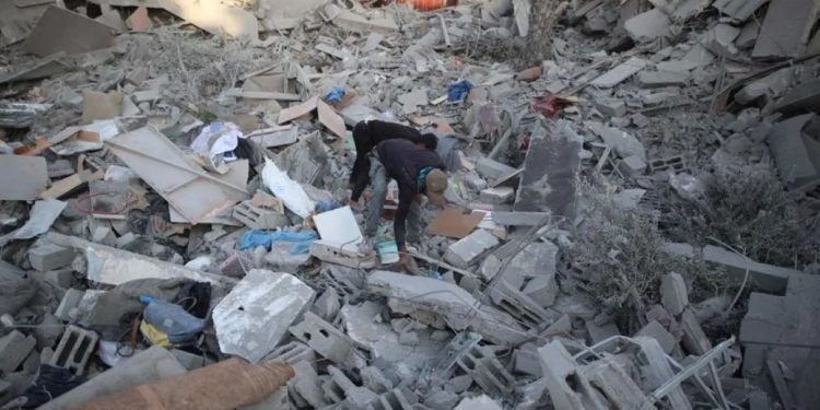 Warga Palestina Terus Berjuang Selamatkan Korban Serangan Israel di Gaza