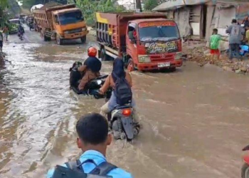 Amblas Ditambah Air Pasang dan Hujan Deras, Jalan Lettu Karim Kadir Gandus Palembang Tergenang Parah