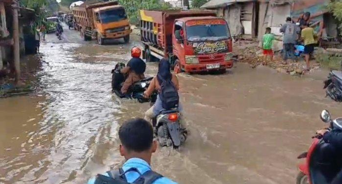 Amblas Ditambah Air Pasang dan Hujan Deras, Jalan Lettu Karim Kadir Gandus Palembang Tergenang Parah