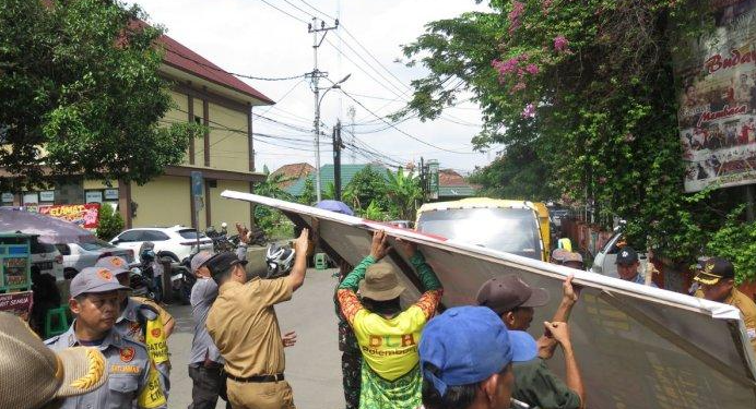 APK di Kawasan Seberang Ulu I Mulai Dibersihkan Jelang Pilkada 2024 di Palembang, Besok Harus Bersih