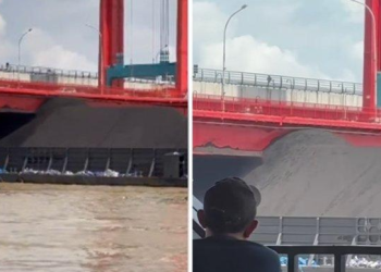 Detik-detik Tongkang Batubara Tersangkut di Bawah Jembatan Ampera Palembang, Diduga Over Muatan