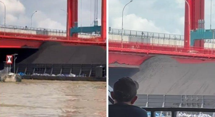 Detik-detik Tongkang Batubara Tersangkut di Bawah Jembatan Ampera Palembang, Diduga Over Muatan